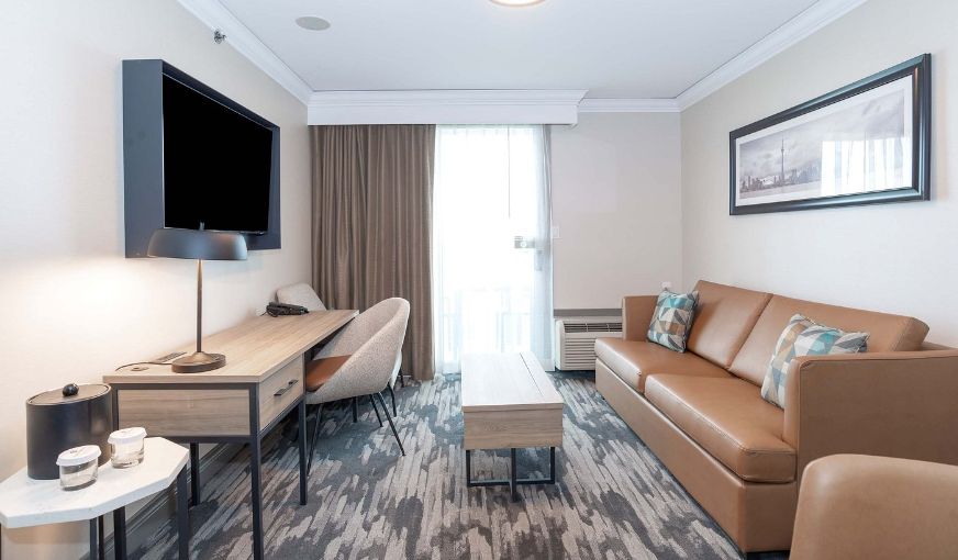 Sandman Signature Toronto Airport Hotel, room with private jacuzzi, photo 8