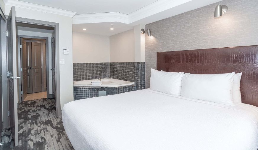 Sandman Signature Toronto Airport Hotel, room with private jacuzzi, photo 6