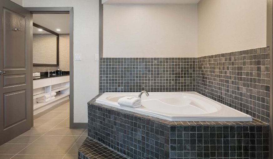 Sandman Signature Toronto Airport Hotel, room with private jacuzzi, photo 3