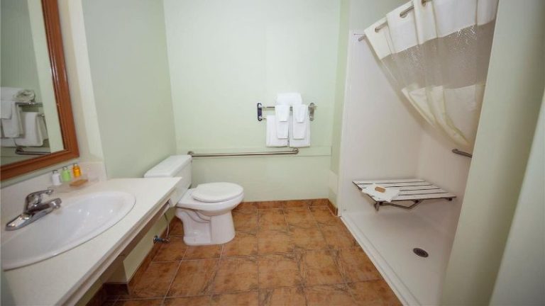 Service Plus Inn and Suites Calgary