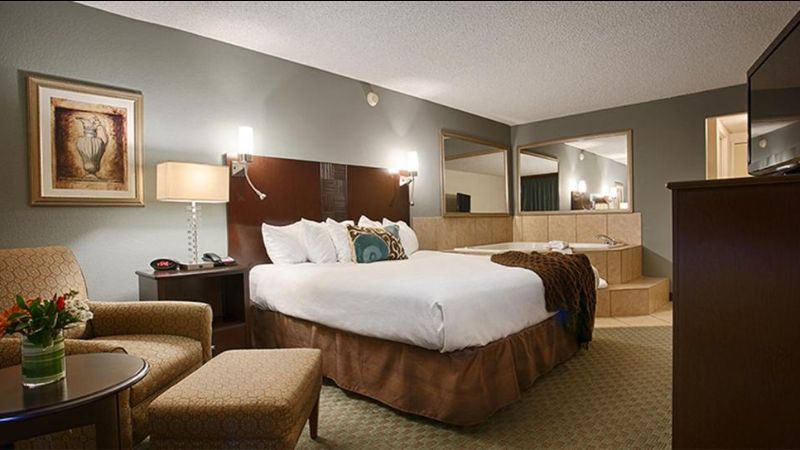 Seville Plaza Hotel 1 - jacuzzi hotel room