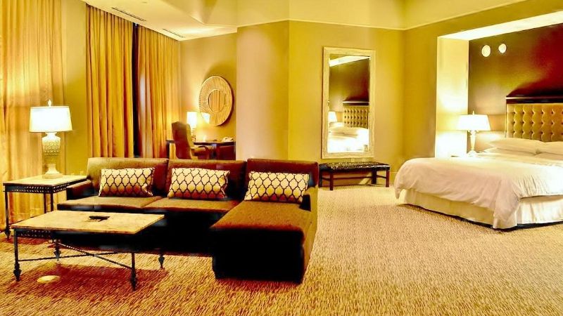 Sheraton Greensboro at Four Seasons, room with private jacuzzi, photo 3
