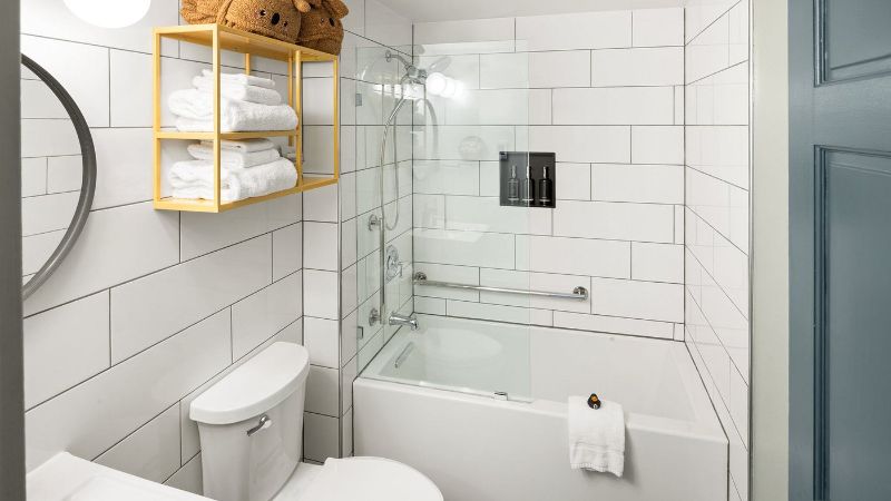 Silverbow Inn Hotel & Suites, room with private jacuzzi, photo 3