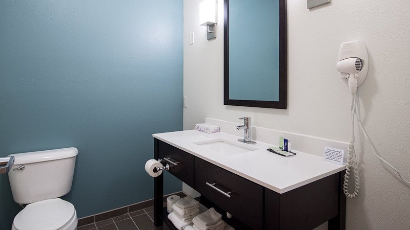Sleep Inn & Suites Washington Near Peoria, room with private jacuzzi, photo 3