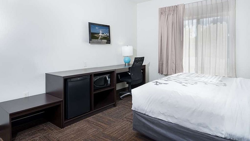 Sleep Inn & Suites Washington Near Peoria, room with private jacuzzi, photo 6