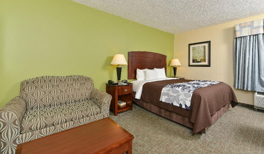 Sleep Inn & Suites near Joint Base Andrews-Washington Area, room with private jacuzzi, photo 2