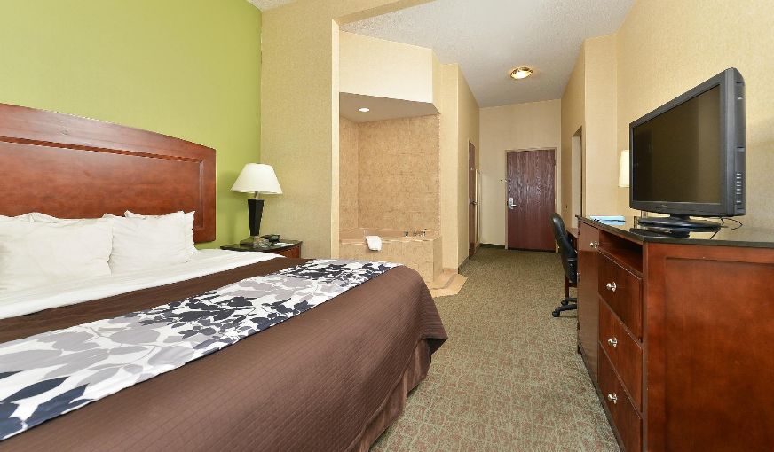 Sleep Inn & Suites near Joint Base Andrews-Washington Area, room with private jacuzzi, photo 3