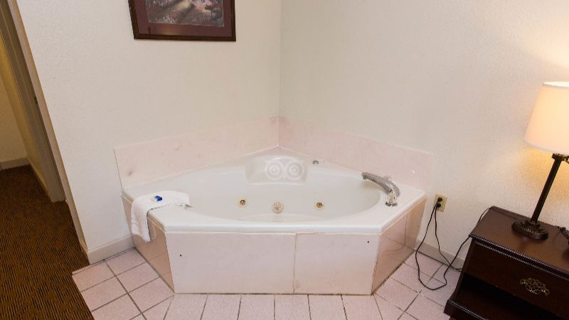 Spark by Hilton Biloxi Ocean Springs1 - jacuzzi hotel room