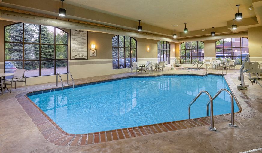 Staybridge Suites Milwaukee Airport South, room with private jacuzzi, photo 6