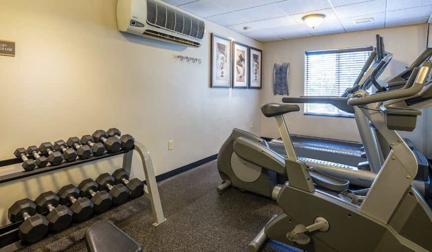Staybridge Suites Milwaukee Airport South, room with private jacuzzi, photo 8