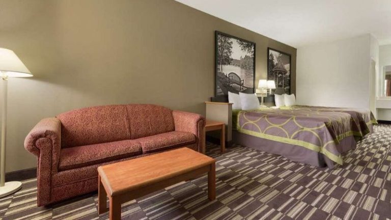 Super 8 by Wyndham Chatsworth/Dalton