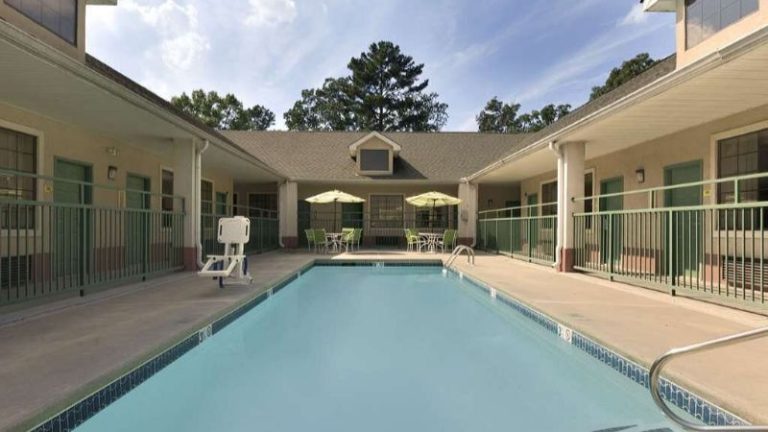 Super 8 by Wyndham Chatsworth/Dalton