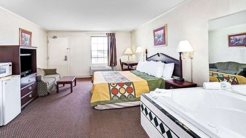 Super 8 by Wyndham Clarksville East, room with private jacuzzi, photo 1