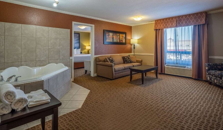 Super 8 by Wyndham Edmonton International Airport, room with private jacuzzi, photo 2