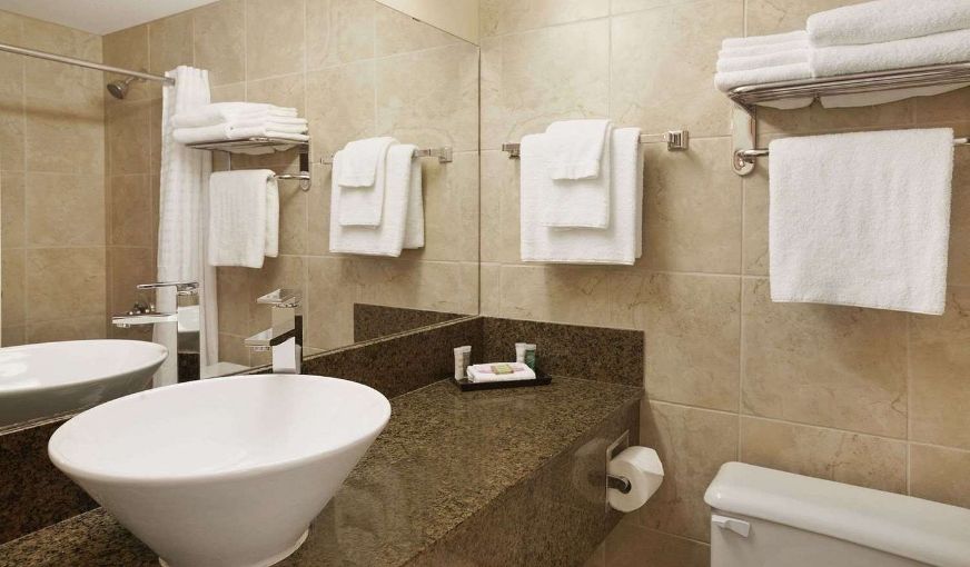 Super 8 by Wyndham Edmonton International Airport, room with private jacuzzi, photo 4