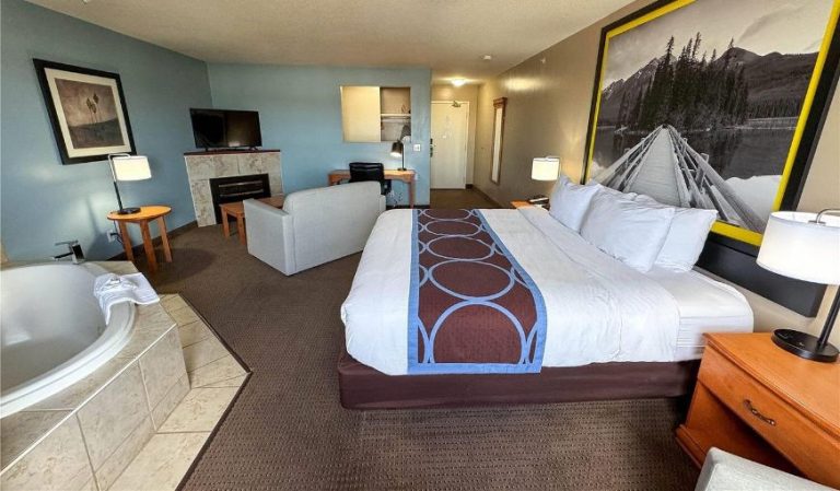 Super 8 by Wyndham Edmonton South