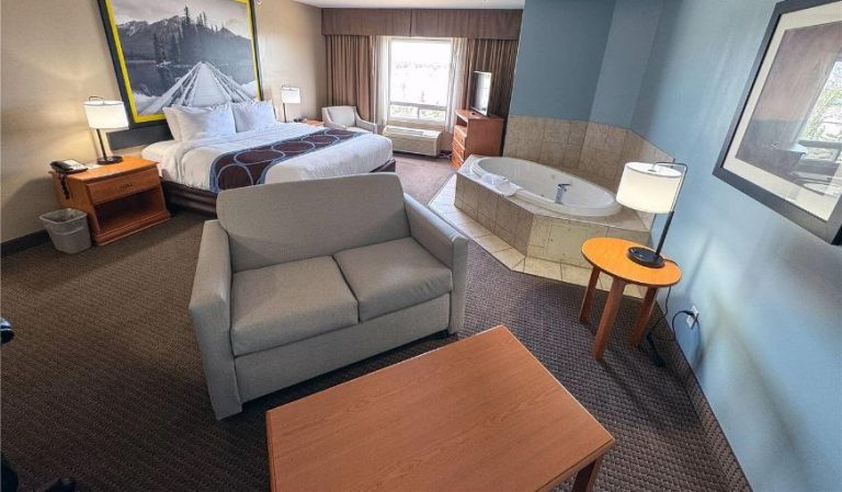 Super 8 by Wyndham Edmonton South