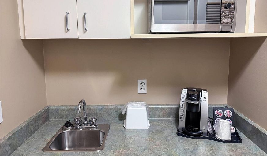 Super 8 by Wyndham Edmonton South, room with private jacuzzi, photo 6