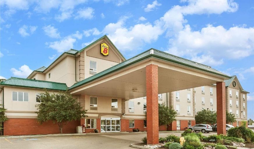 Super 8 by Wyndham Edmonton South, room with private jacuzzi, photo 7