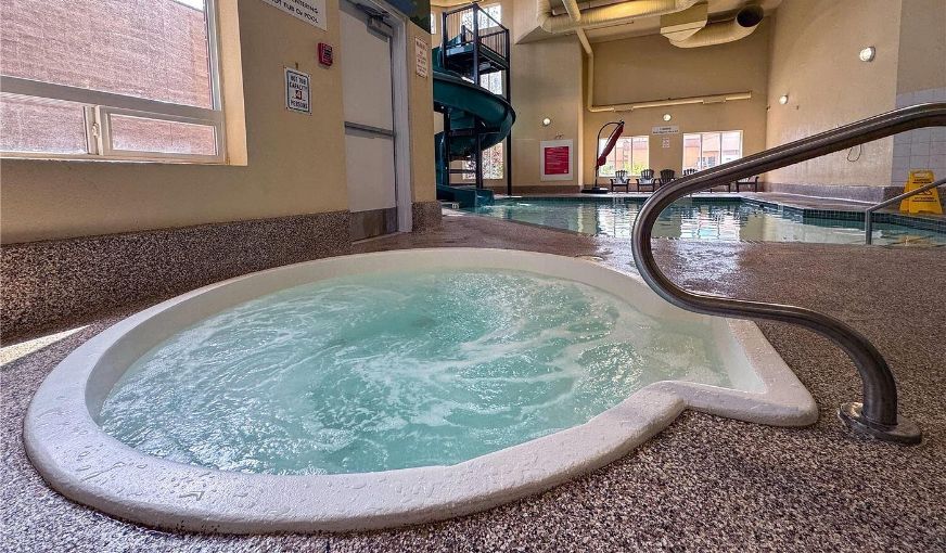 Super 8 by Wyndham Edmonton South, room with private jacuzzi, photo 8