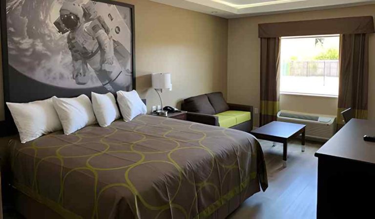 Super 8 by Wyndham Kingwood Houston North