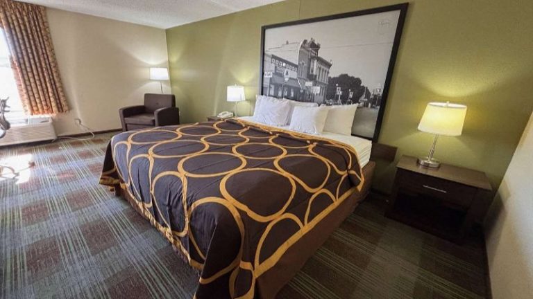 Super 8 by Wyndham Lincoln