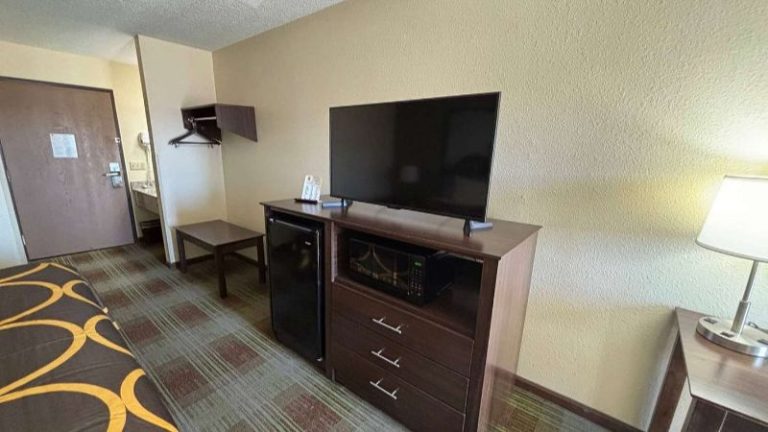 Super 8 by Wyndham Lincoln