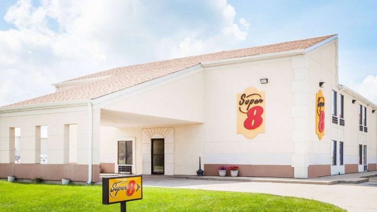 Super 8 by Wyndham Lincoln