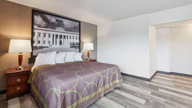 Super 8 by Wyndham Millbury/Toledo