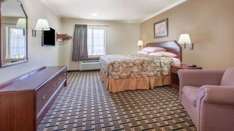 Super 8 by Wyndham Tyler TX