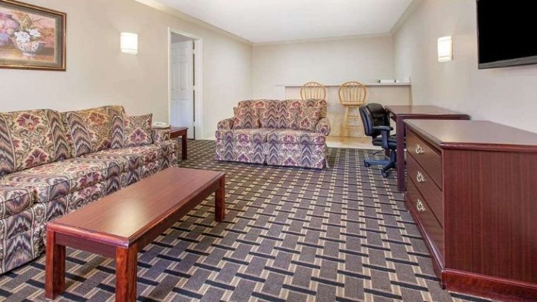 Super 8 by Wyndham Tyler TX