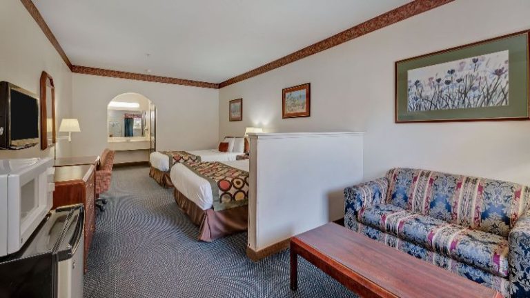 Super 8 by Wyndham Weslaco
