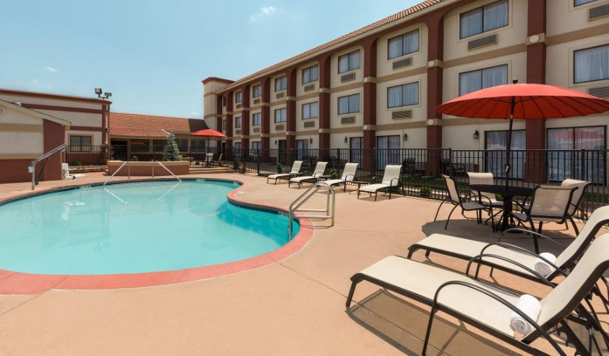 SureStay Plus Hotel by Best Western Oklahoma City North, room with private jacuzzi, photo 6