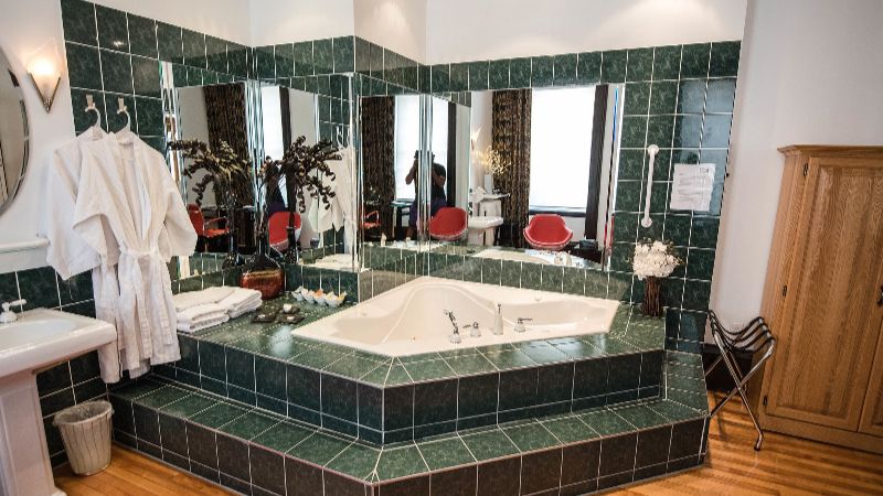 Swiss Hotel1 - jacuzzi hotel room