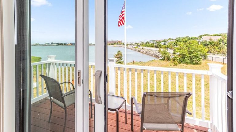The Beacon Waterfront Inn
