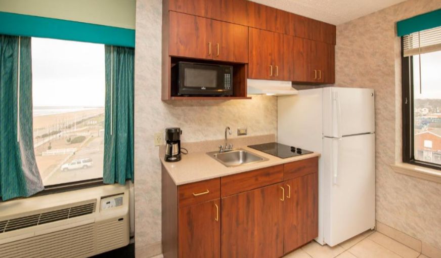 The Breakers Resort Inn, room with private jacuzzi, photo 4