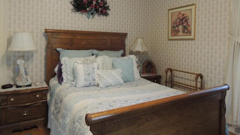 The Brookview Manor, room with private jacuzzi, photo 4