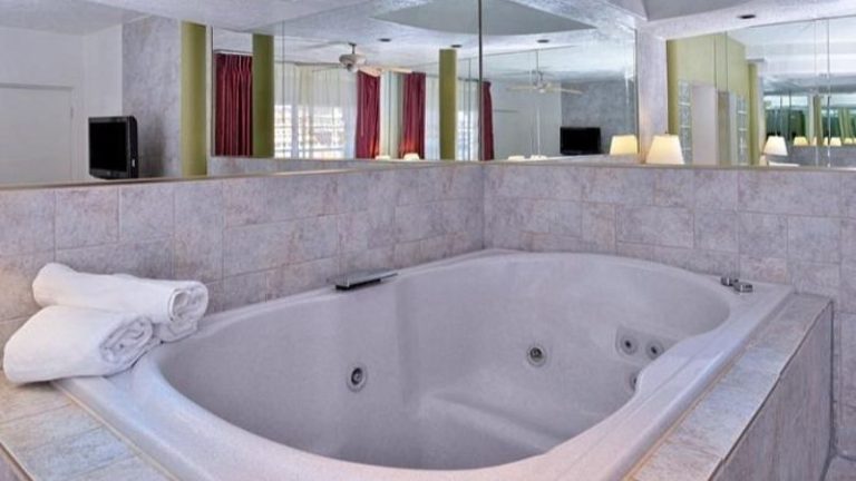 The Classic Desert Aire Hotel