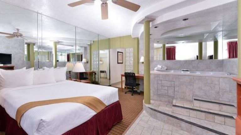 The Classic Desert Aire Hotel