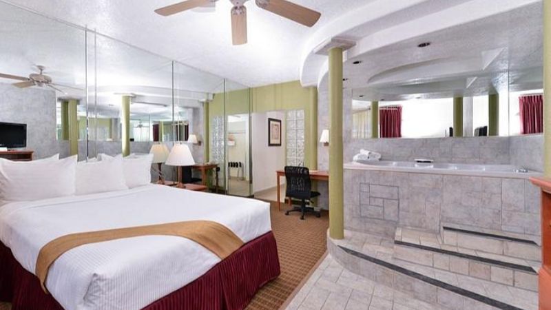 The Classic Desert Aire Hotel, room with private jacuzzi, photo 2