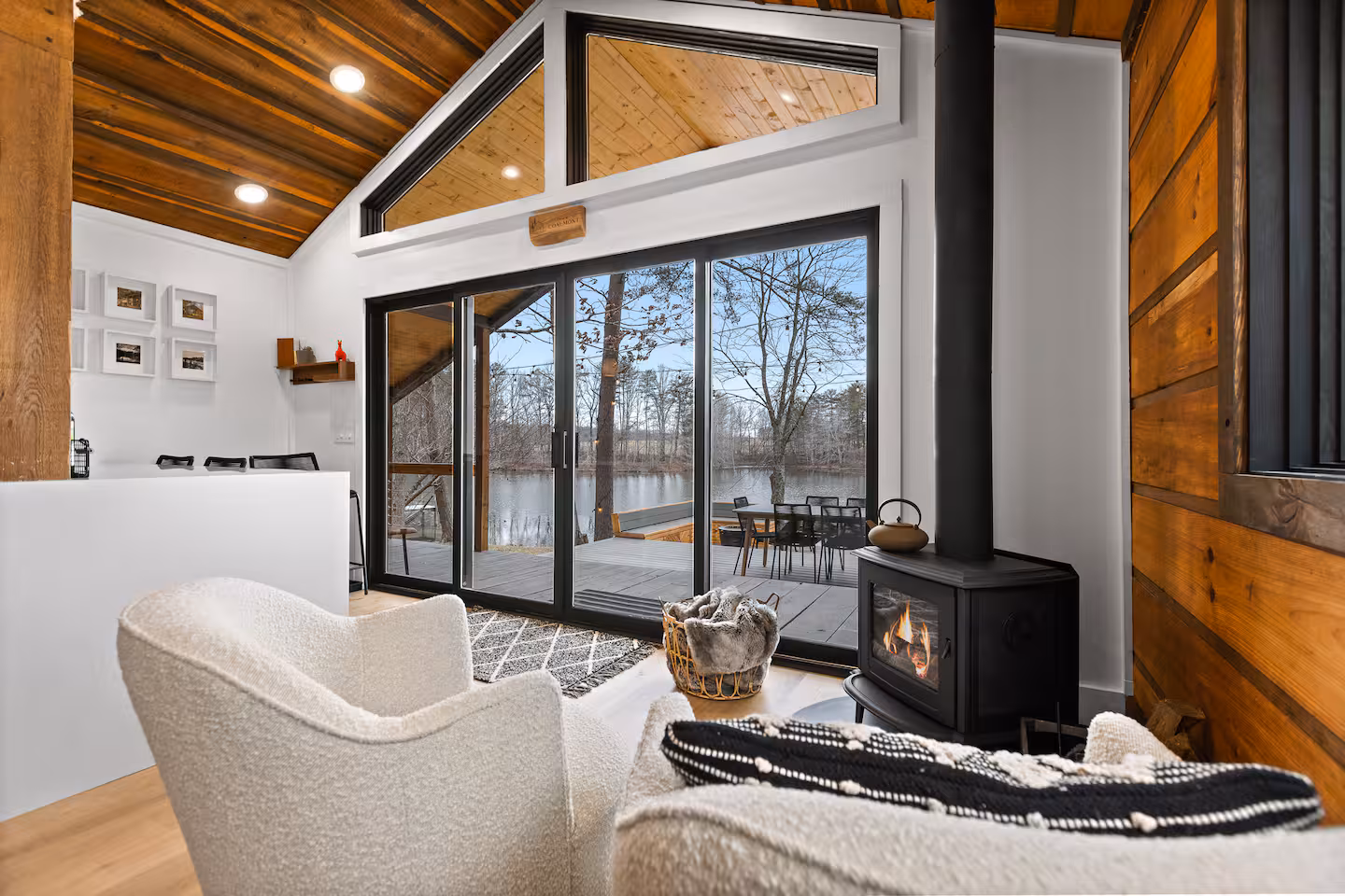 The Coalmont Cabin – Waterfront Retreat, cabin with a private hot tub, photo 3