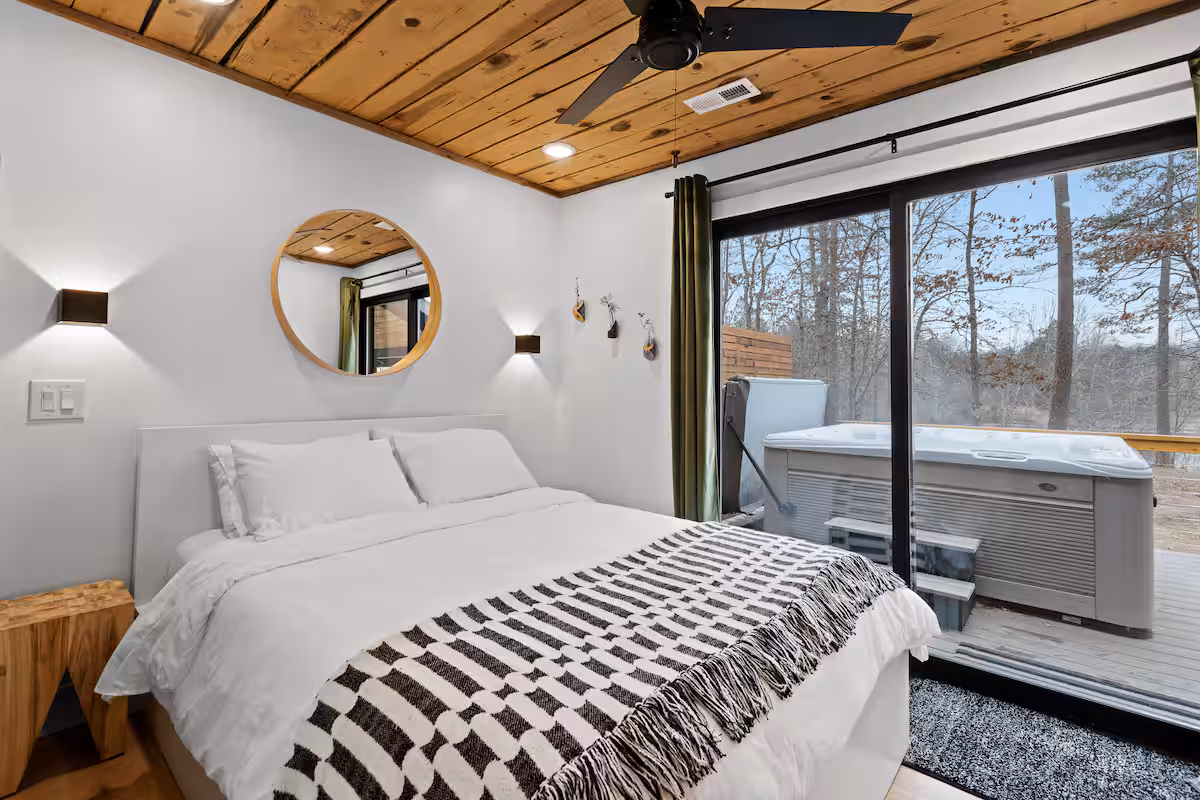 The Coalmont Cabin – Waterfront Retreat, cabin with a private hot tub, photo 5