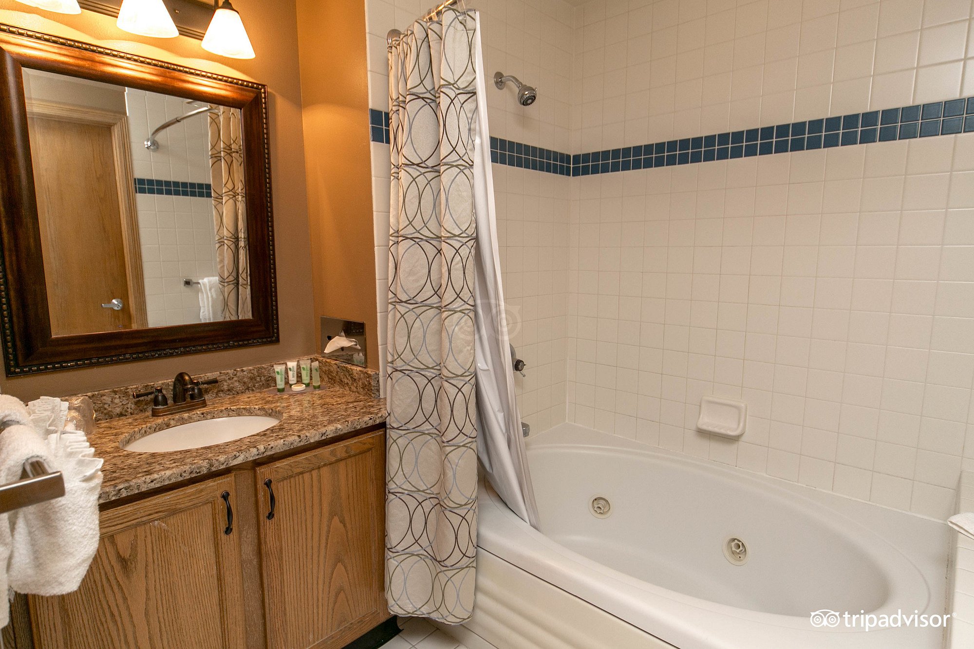 The Cove of Lake Geneva, room with private jacuzzi, photo 1