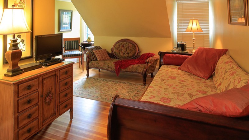 The Lion and The Rose Bed and Breakfast, room with private jacuzzi, photo 3