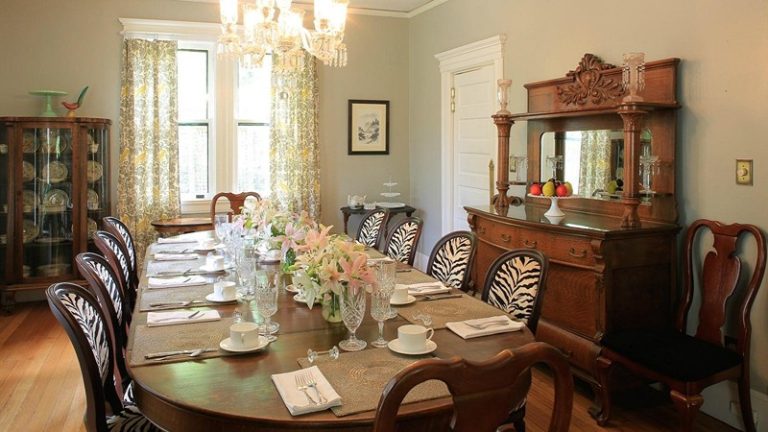 The Lion and The Rose Bed and Breakfast