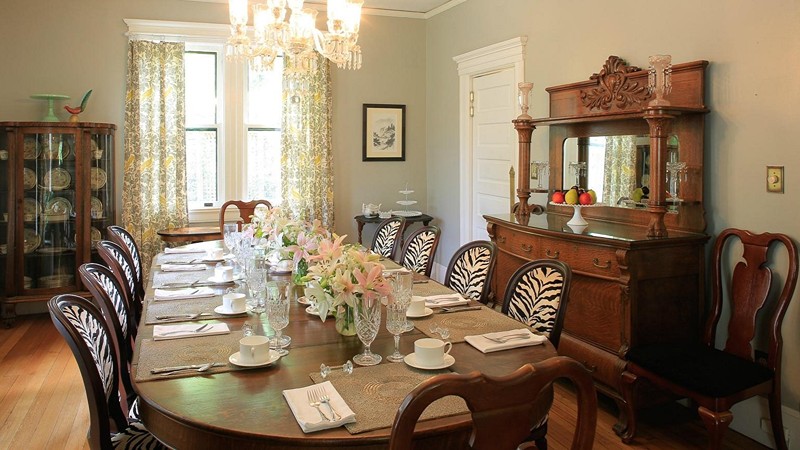 The Lion and The Rose Bed and Breakfast, room with private jacuzzi, photo 4