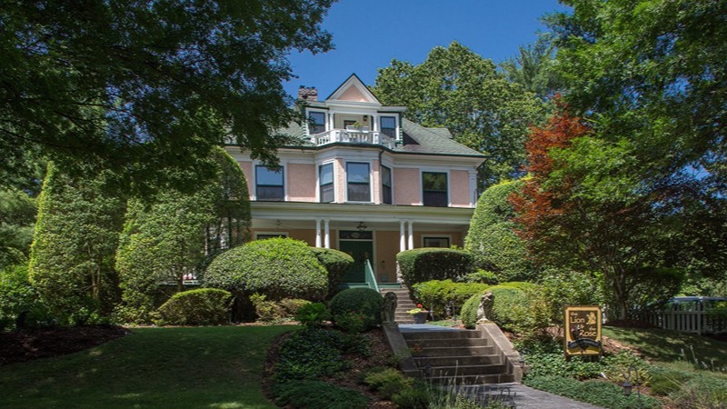 The Lion and The Rose Bed and Breakfast, room with private jacuzzi, photo 6