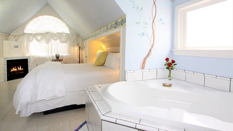 The Napa Inn1 - jacuzzi hotel room