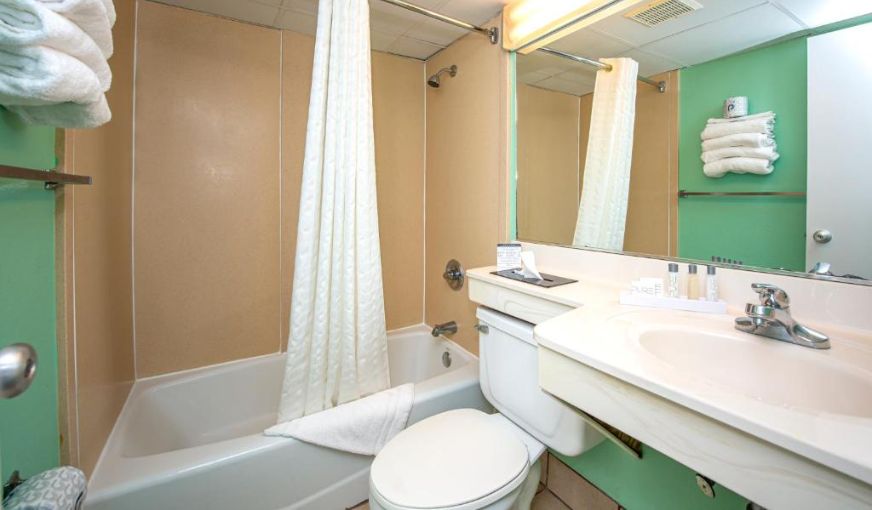The Schooner Inn, room with private jacuzzi, photo 3