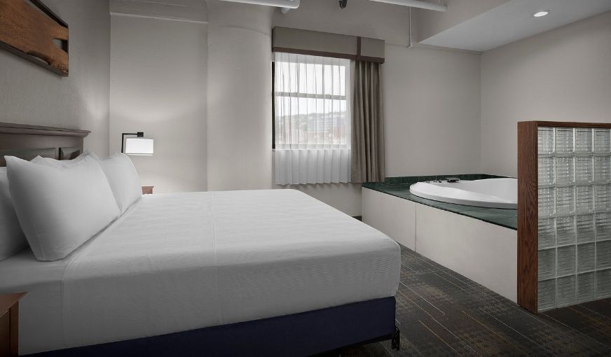 The Suites Hotel at Waterfront Plaza, room with private jacuzzi, photo 3